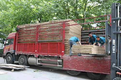 木门厂家金马首紧罗密布装车，保证产品按时到达